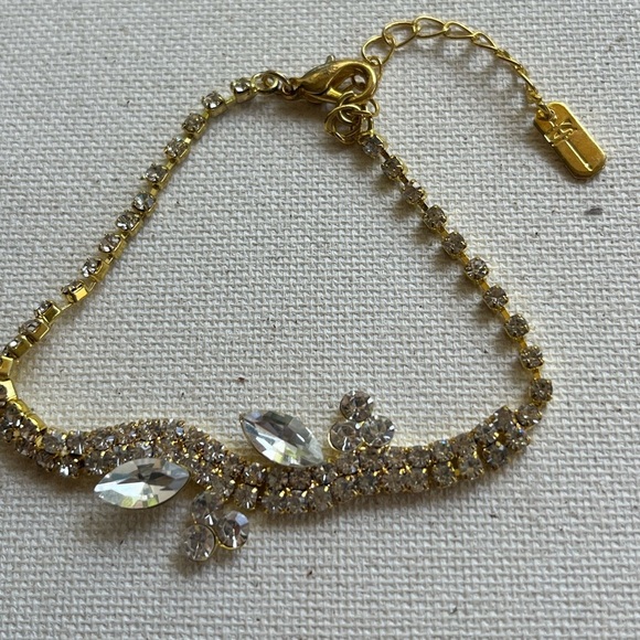 Elegant Gold Bracelet with Crystal Accents - Picture 2 of 3